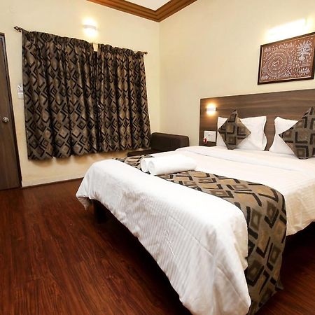 Westend Hotel Matheran Extérieur photo
