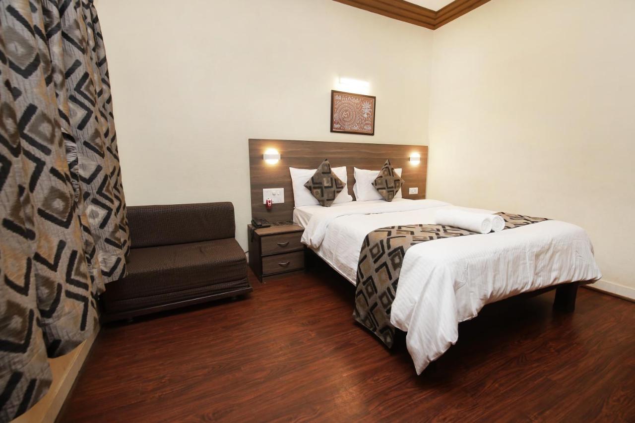 Westend Hotel Matheran Extérieur photo