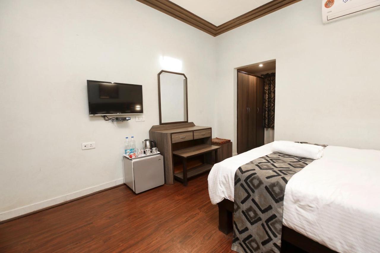 Westend Hotel Matheran Extérieur photo