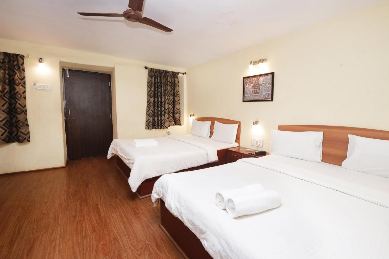 Westend Hotel Matheran Extérieur photo