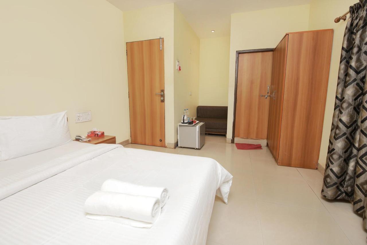 Westend Hotel Matheran Extérieur photo