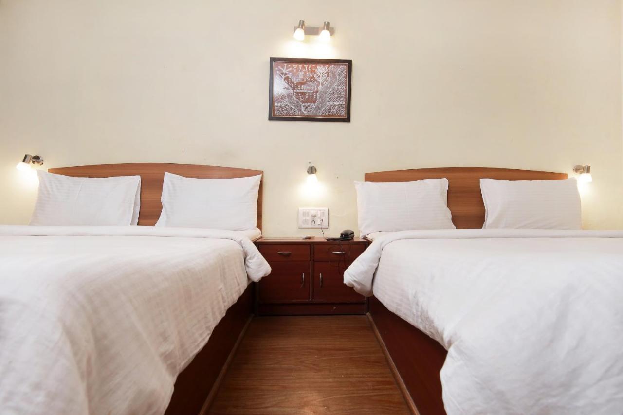 Westend Hotel Matheran Extérieur photo