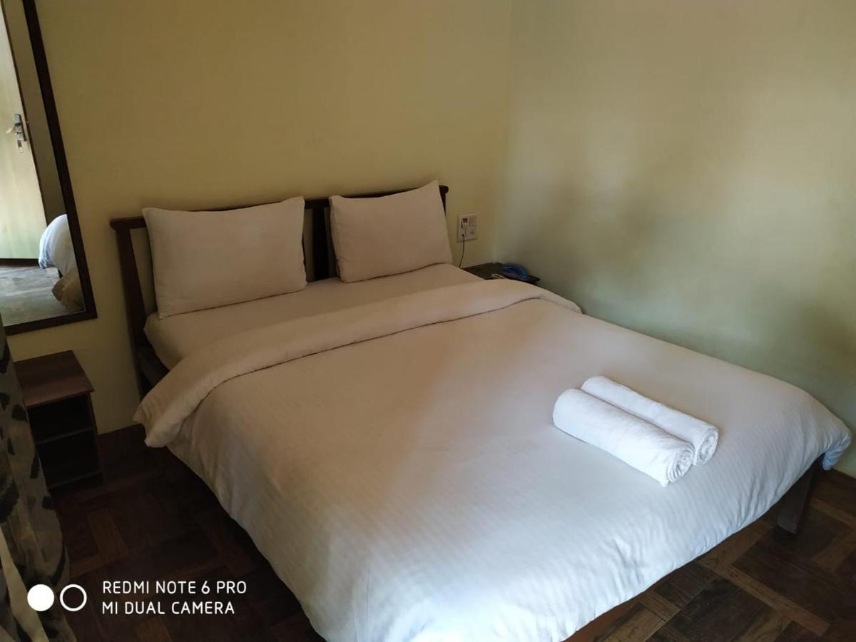 Westend Hotel Matheran Extérieur photo
