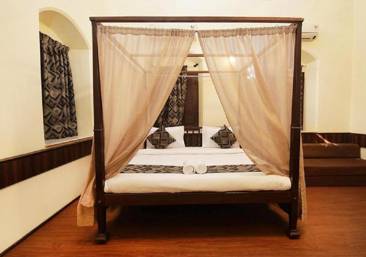 Westend Hotel Matheran Extérieur photo