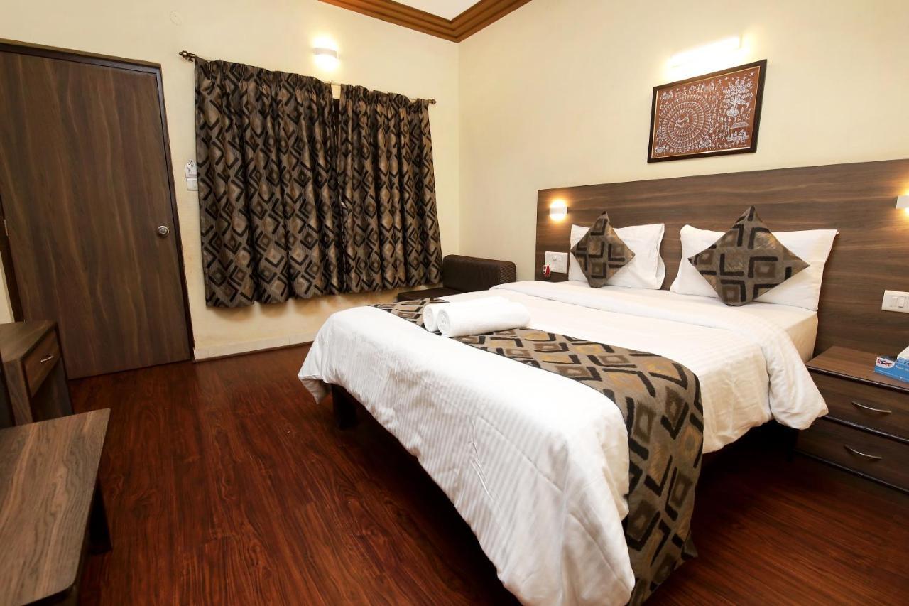 Westend Hotel Matheran Extérieur photo