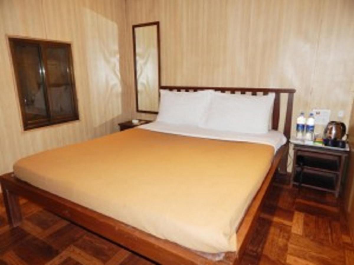 Westend Hotel Matheran Extérieur photo