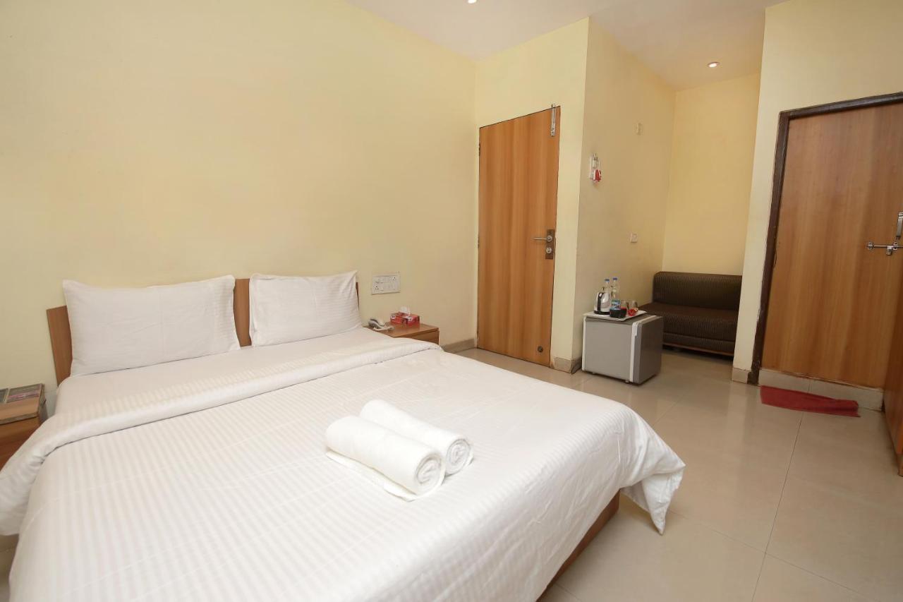 Westend Hotel Matheran Extérieur photo