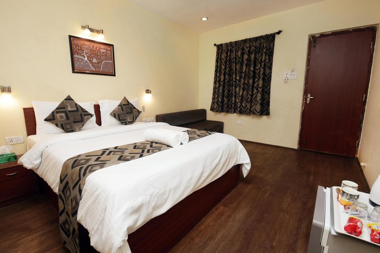 Westend Hotel Matheran Extérieur photo