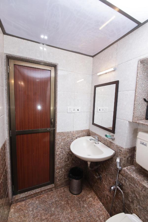 Westend Hotel Matheran Extérieur photo