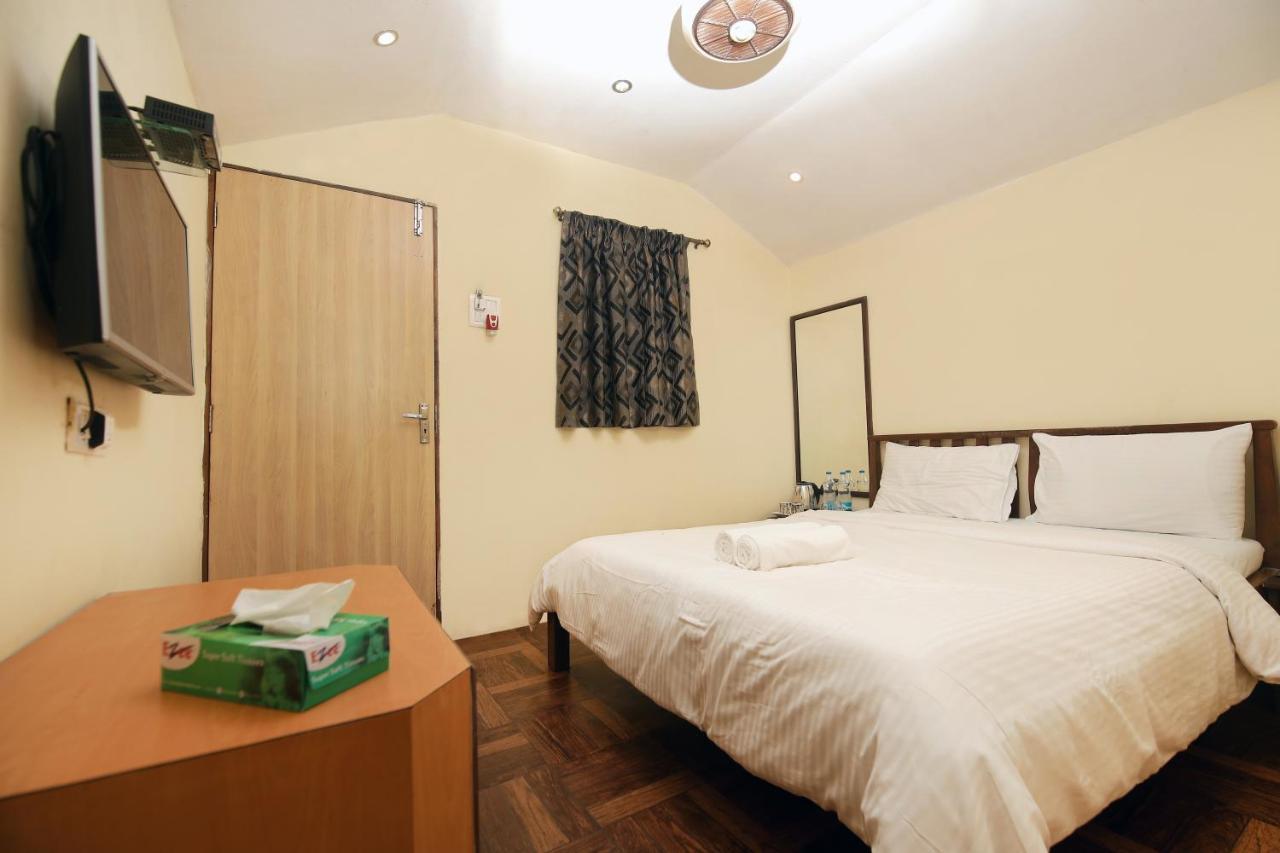 Westend Hotel Matheran Extérieur photo